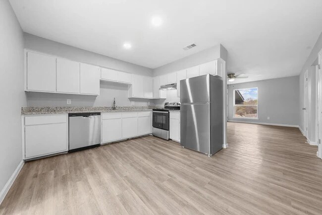 Kitchen - 124 Wind Ridge Dr