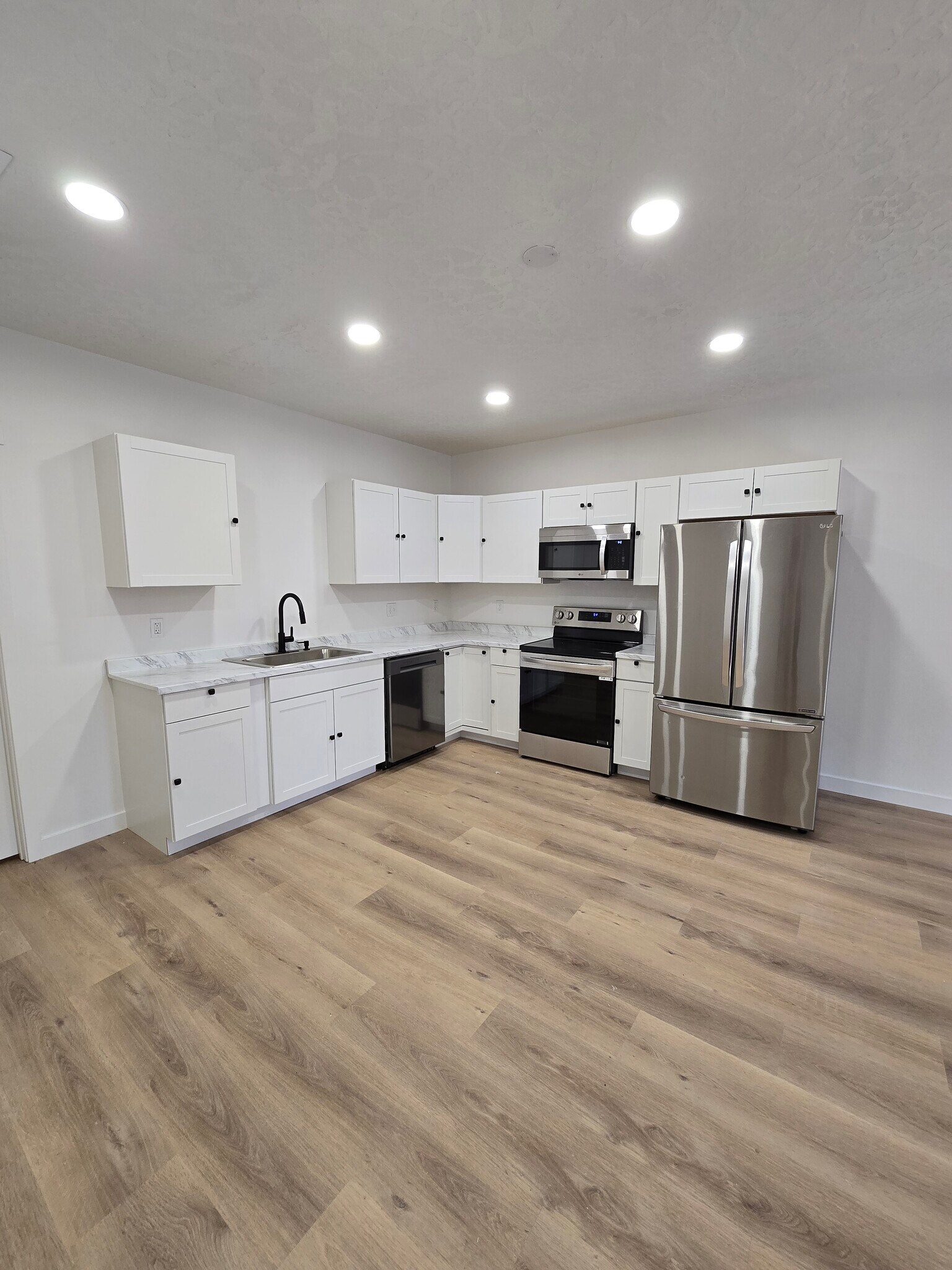 Building Photo - 844 W Fallow Dr