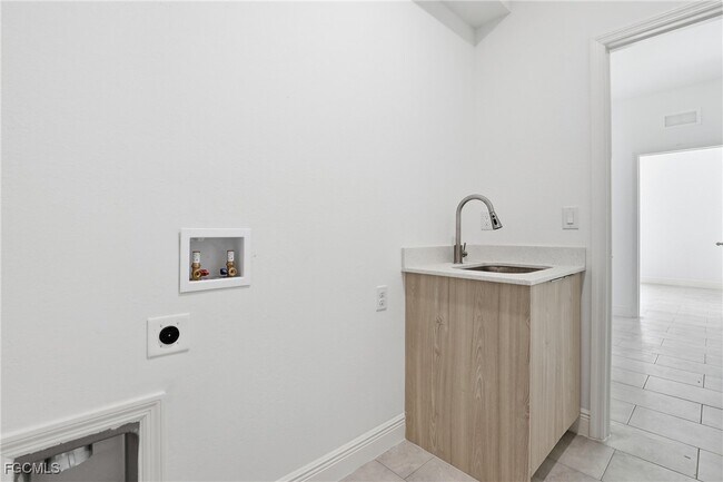 Building Photo - 1087 Rugby Cir