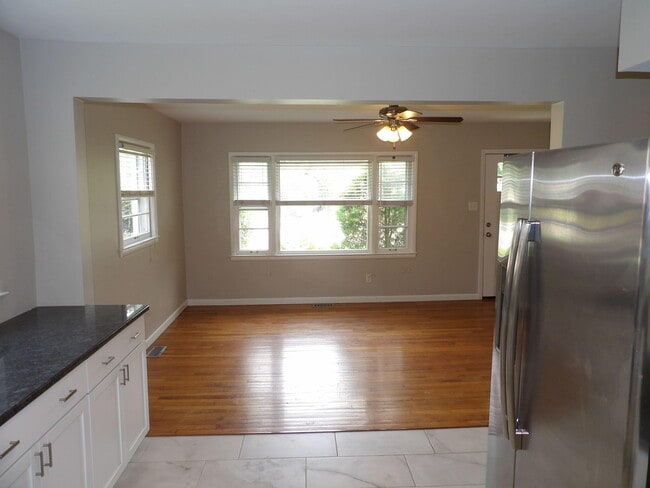 Building Photo - 286 Zandale Dr