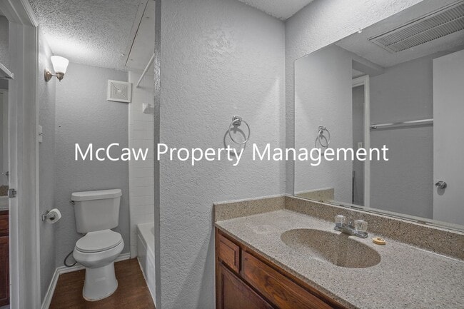 Building Photo - Spacious and Sparkling 2/1 Duplex in Fort ...