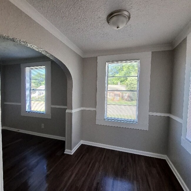 Building Photo - 927 Maple Dr