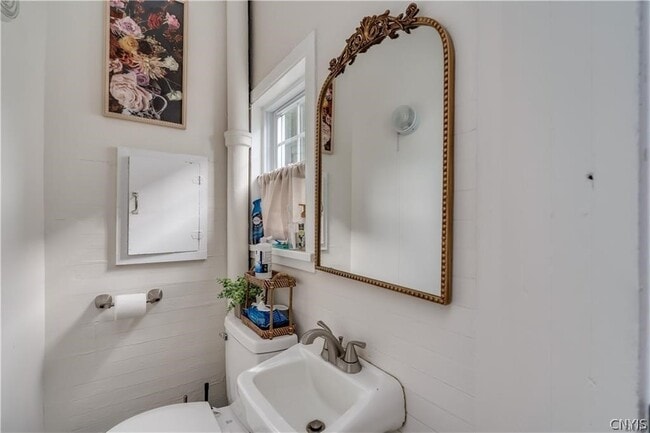 Building Photo - 380 Brainard St