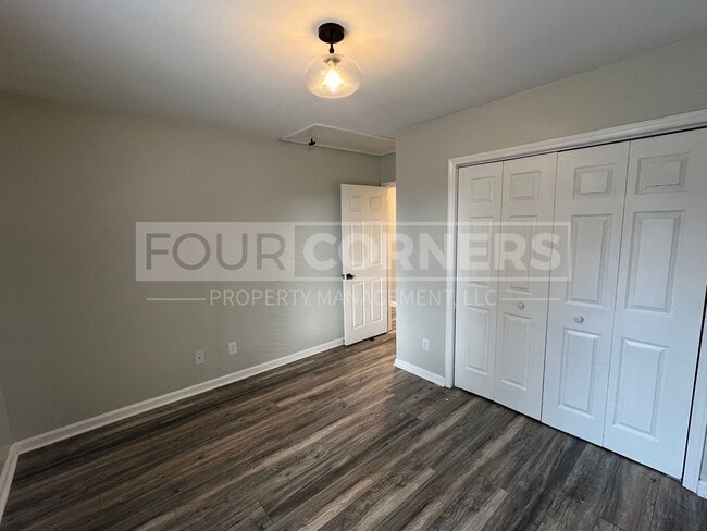 Building Photo - Beautiful 3 Bedroom 2.5 Bath Townhouse