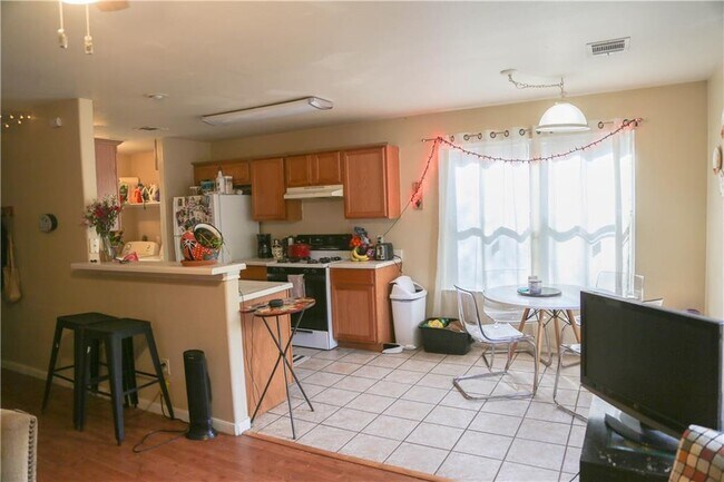 Building Photo - 1708 E 17th St