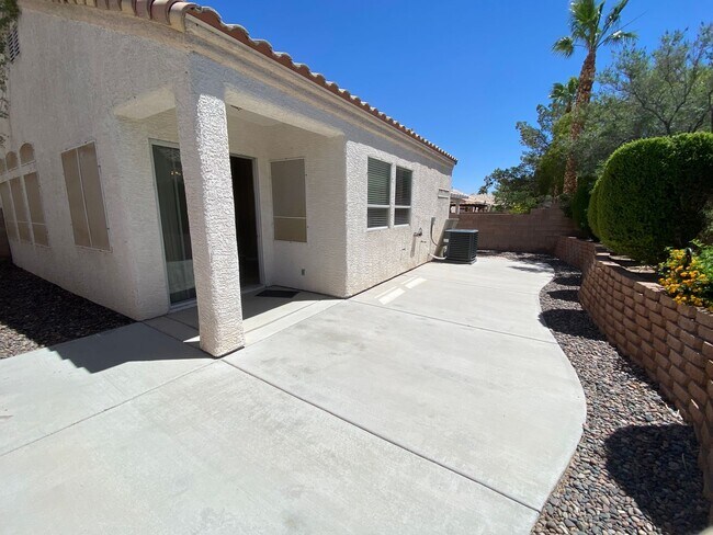 Building Photo - Beautiful one story 3 bed/2 bath home loca...