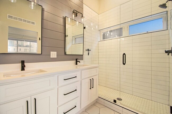 Building Photo - 1 Bedroom 2 Bathroom Luxury Brand New Town...