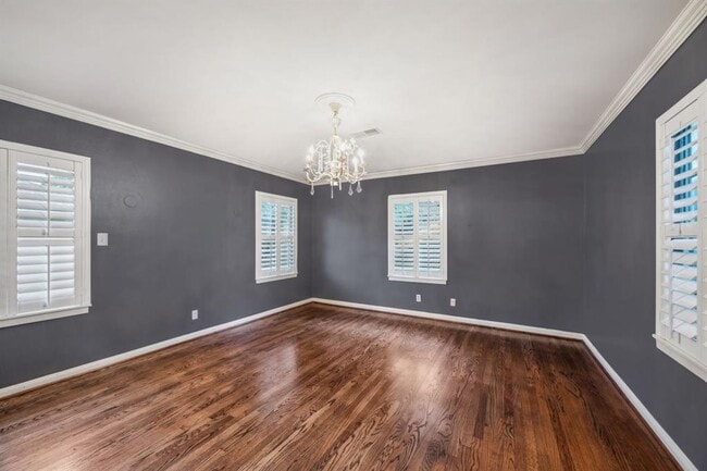Building Photo - 5659 Chevy Chase Dr