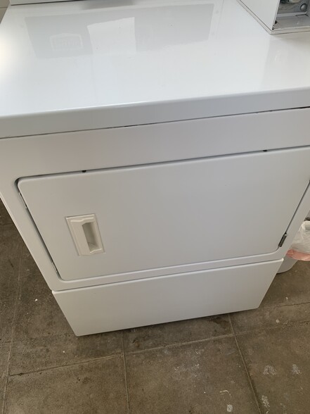 Building Photo - 802 N Sweetzer Ave