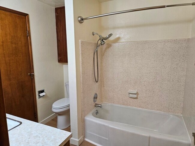 Building Photo - 3Bd/2Ba Single Story House - For Viewing!
