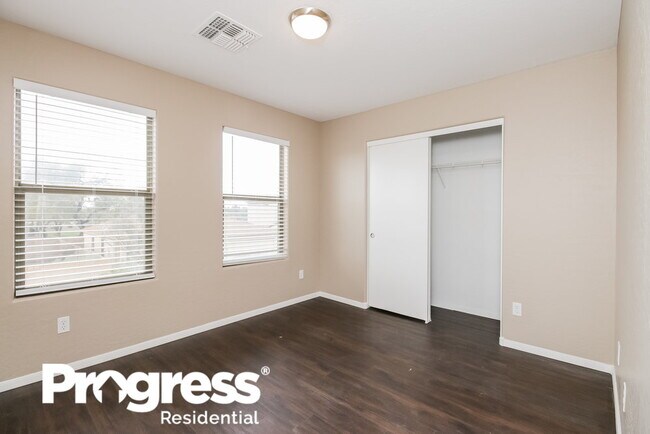 Building Photo - 40489 N Glen Meadows Ln
