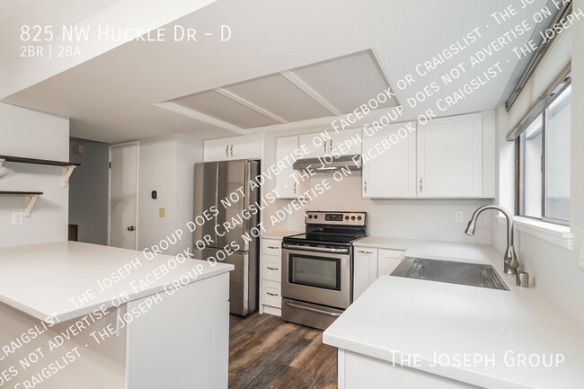 Building Photo - 825 NW Huckle Dr