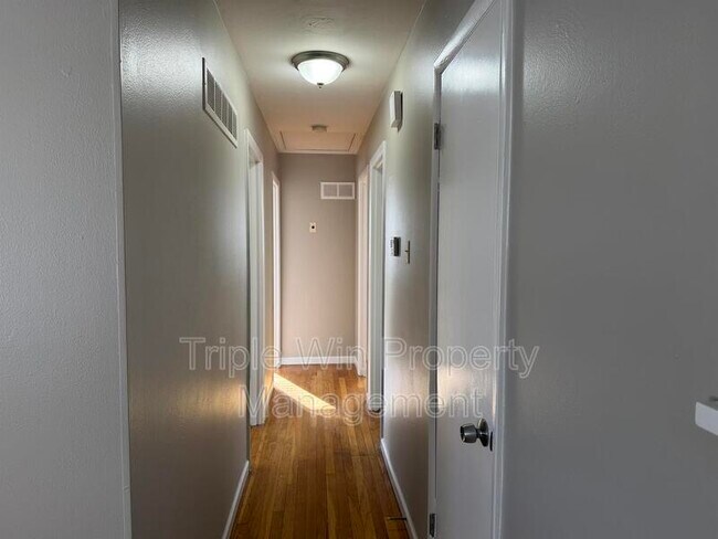 Building Photo - 10191 Mayfair Dr