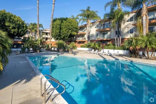 Building Photo - 400 N Acacia Ave