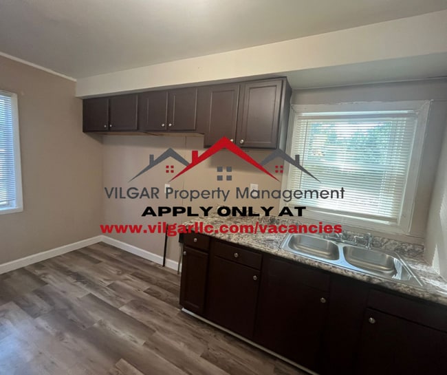 Building Photo - This attractive 2 large bedroom, 1 bathroo...