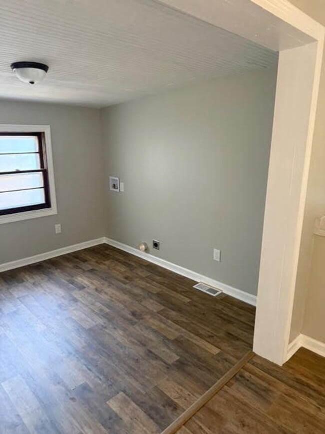 Building Photo - Charming 4BR/2BA House w/ Fenced back yard!