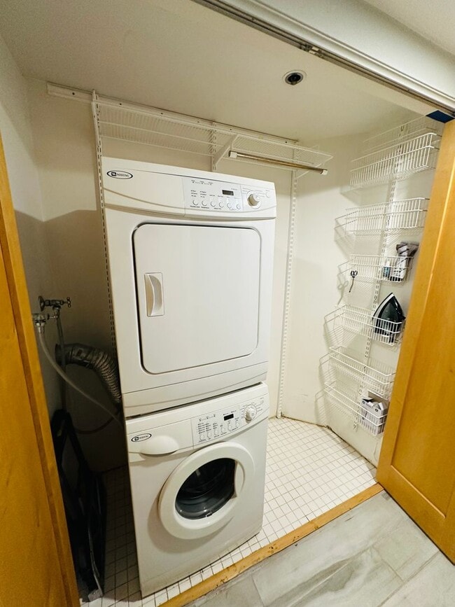 Building Photo - Ground level 2 bedroom, 2 bath in Bayfront...