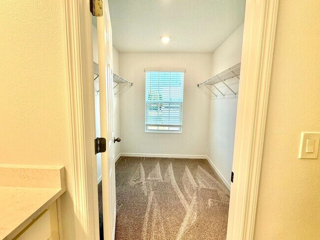 Building Photo - Step into style – Lease this 4Bed gem in D...