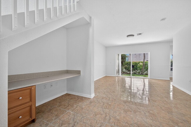 Building Photo - 513 Talia Cir