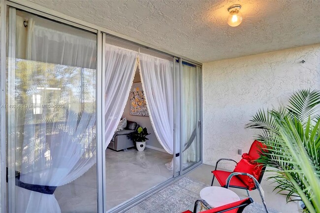 LARGE BALCONY - 7001 Environ Blvd