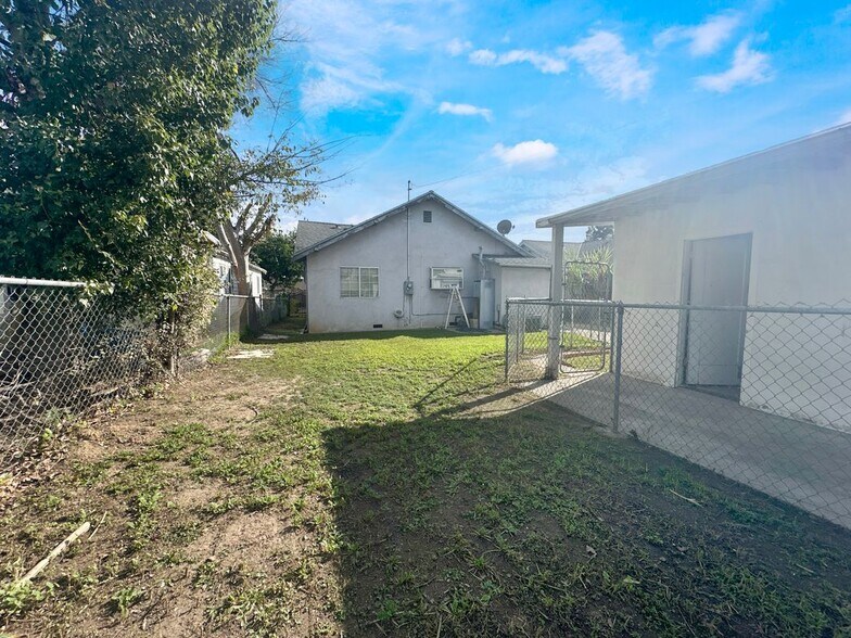 Building Photo - 209 Elm St