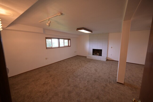 Building Photo - 4 bed, 2 bath, split level home in Sequim,...