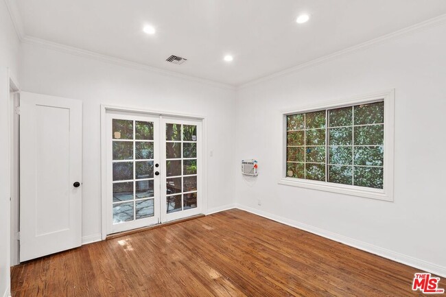 Building Photo - 9022 Beverlywood St