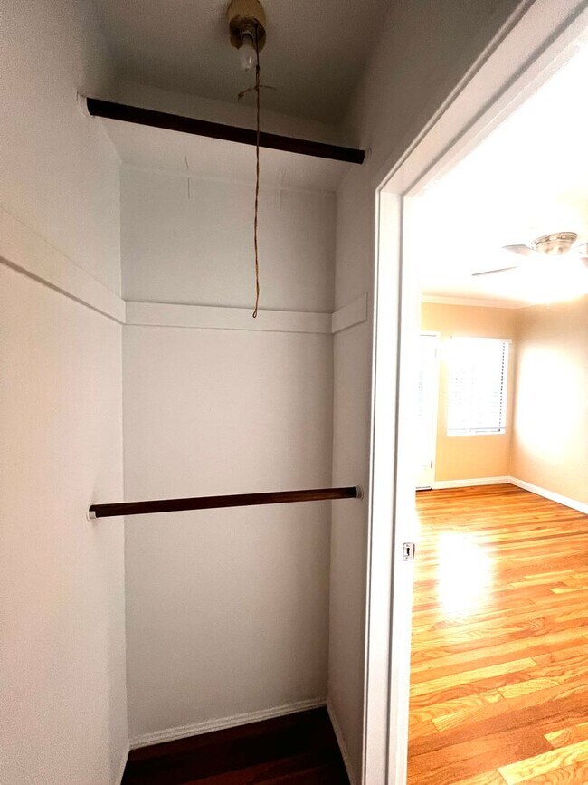 Building Photo - Single Family. 3-bed Home - Desireable Neighborhood!