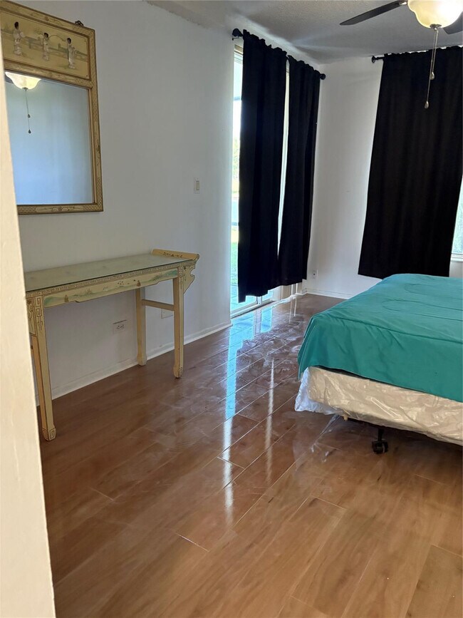 Building Photo - 3750 Inverrary Dr