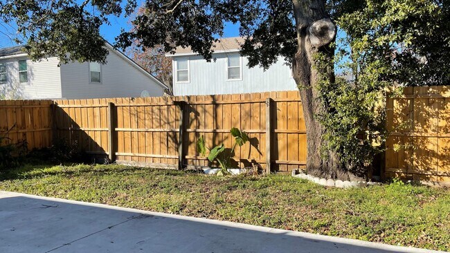 Building Photo - 7323 Lawn Tennis Ln