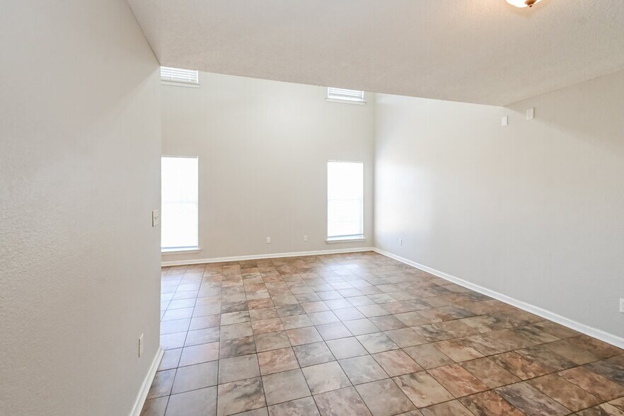 Building Photo - 7292 Green Ash Dr