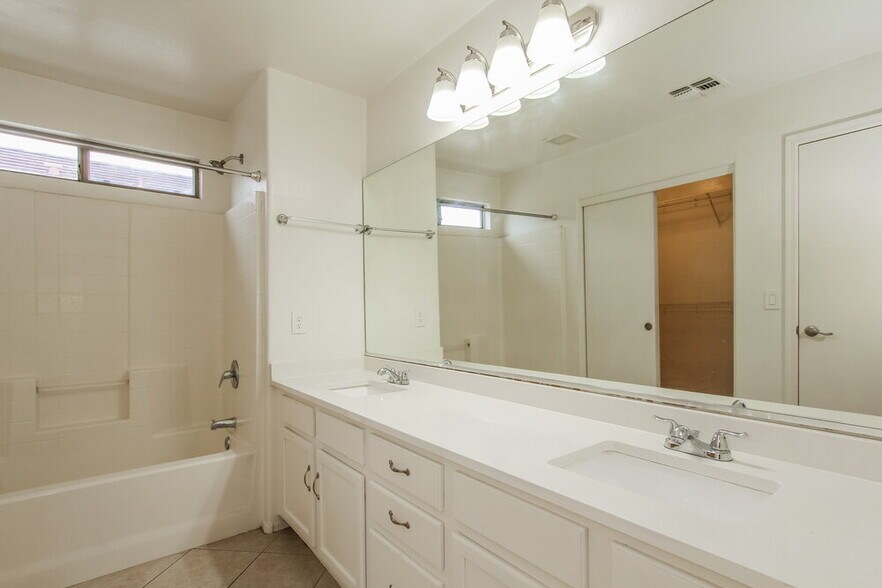 Building Photo - 11414 W Apache St