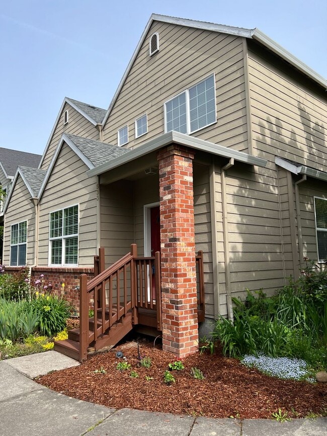 Building Photo - 2 Bed, 2 1/2 Bath townhome close to the Ri...
