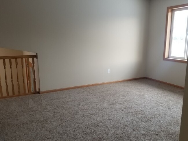 Building Photo - 5 Bedroom Multi-Level