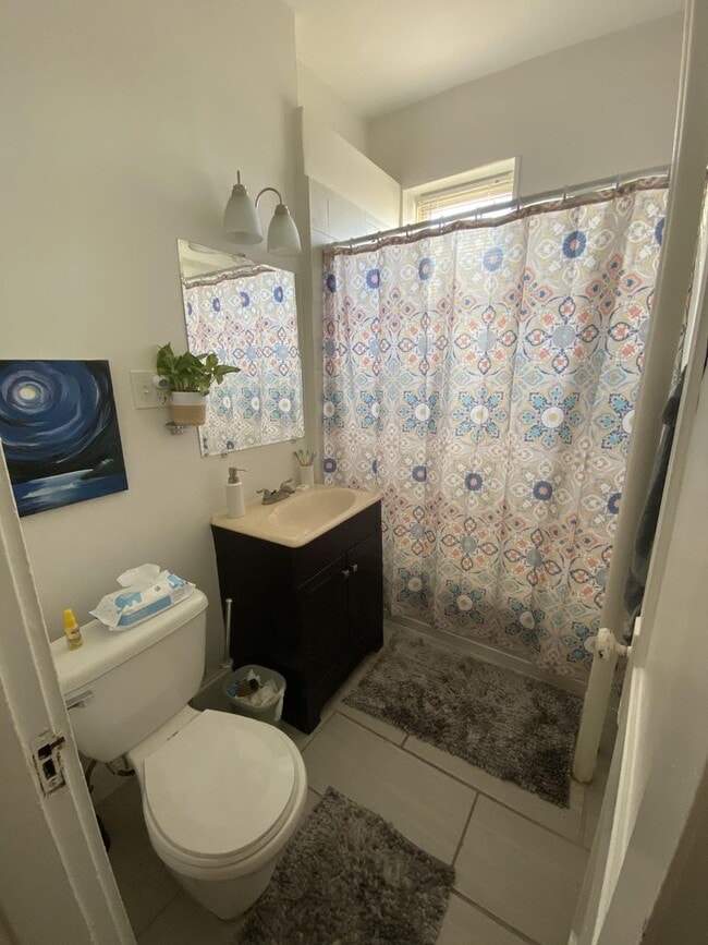 Building Photo - 2BR 1Bth unit. Heat/Hot Water included. Great location!