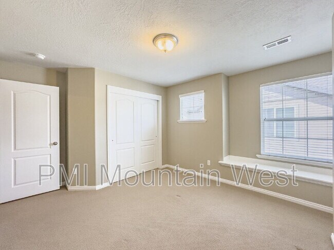 Building Photo - 948 Chelsea Ln