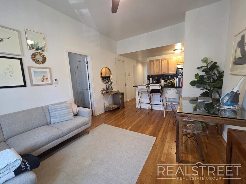 Building Photo - Magnificent 2BR in north Park Slope