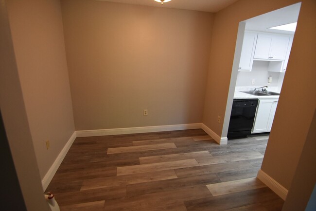 Building Photo - 1 bed/1 bath, 2nd Floor Condo at Sandlewoo...