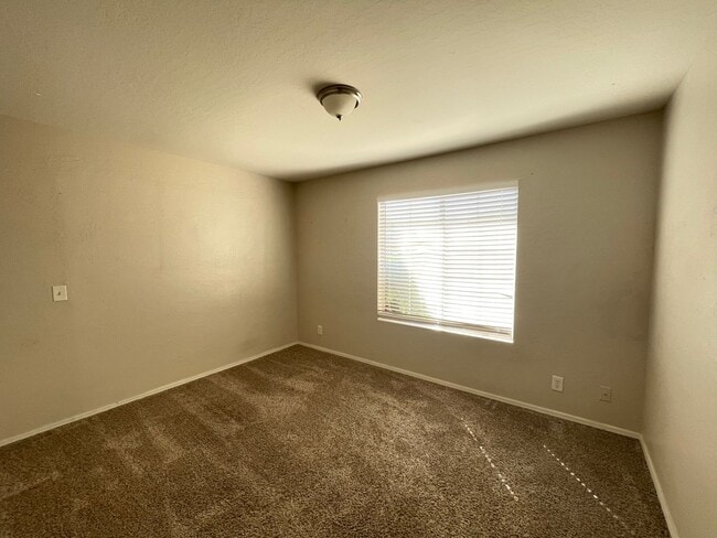 Building Photo - Location, Location, Location Gilbert 3+Den, 2 Bath, 2CG.