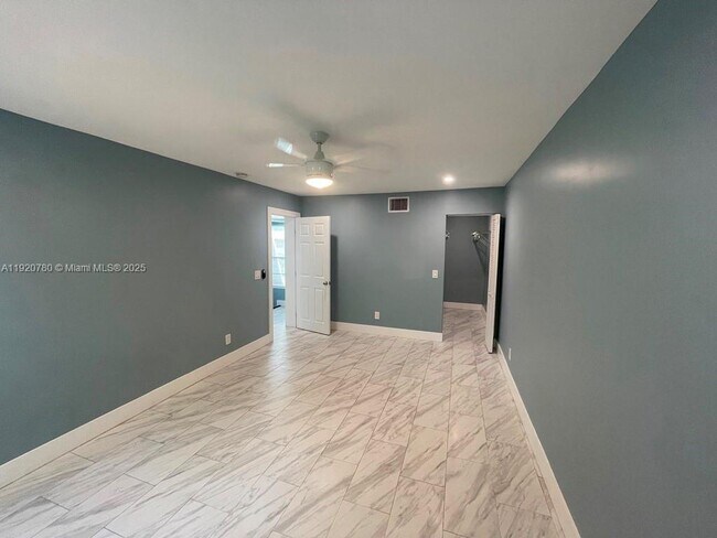 Building Photo - 330 Sunshine Dr