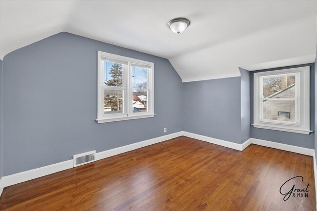 Building Photo - $1200 2 bedroom