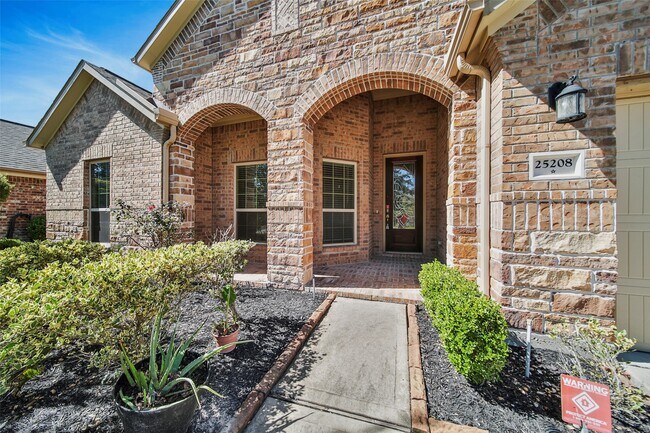 Building Photo - 25208 Forest Ledge Dr