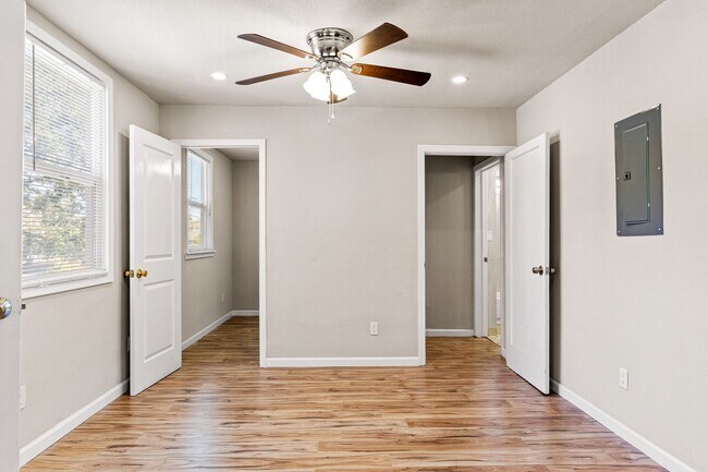 Building Photo - Newly Renovated 2 Bedroom Apartment with P...