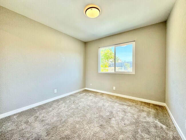 Building Photo - Beautifully Updated 4B/2.5BA House with Solar and A/C!