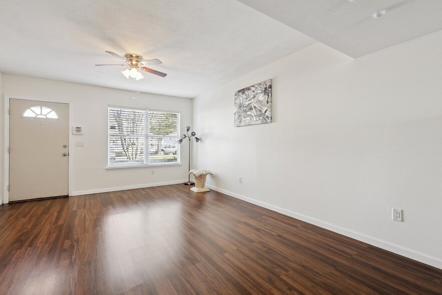 Building Photo - 7618 Colonial Ct