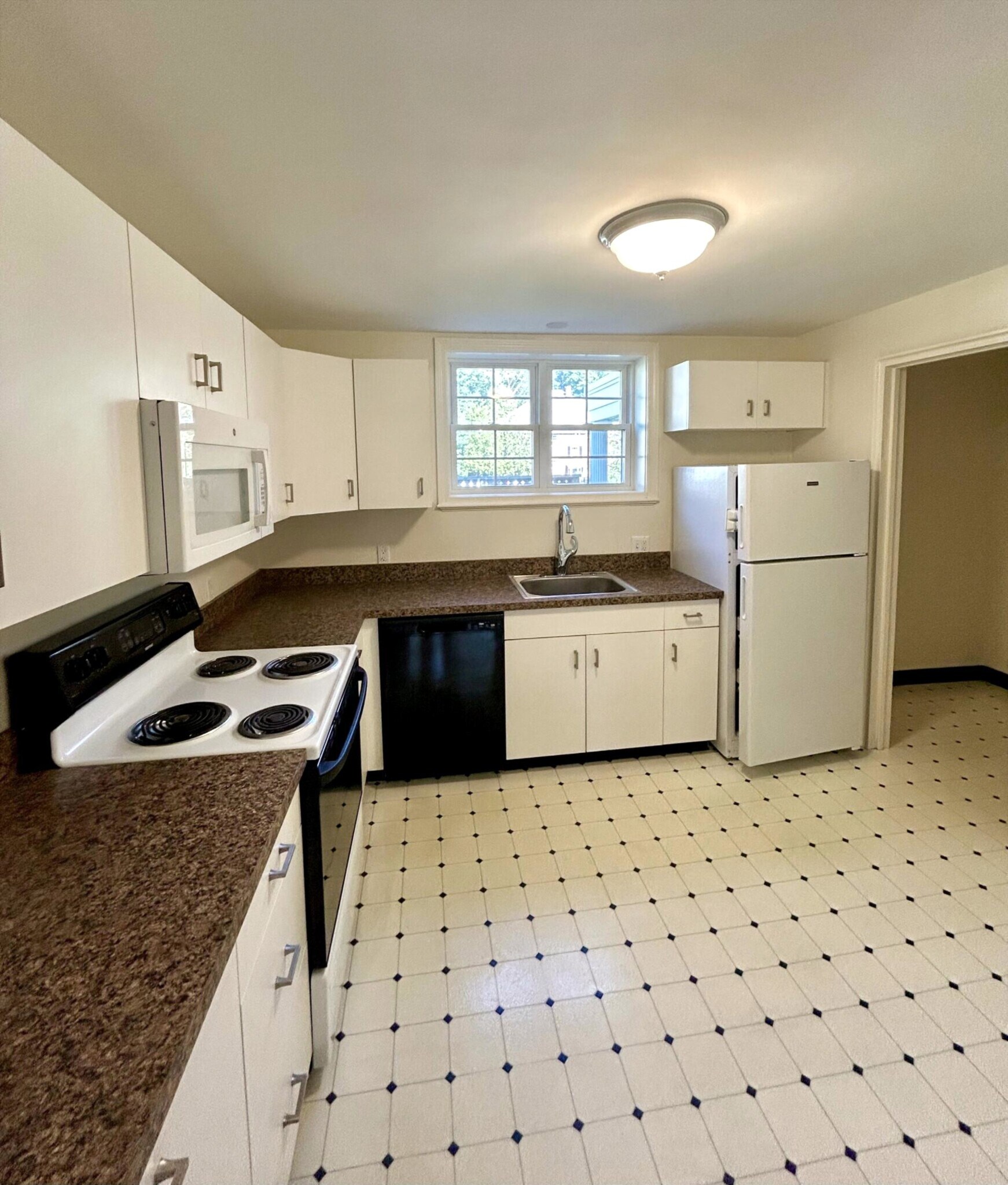 Building Photo - 165 Thoreau St