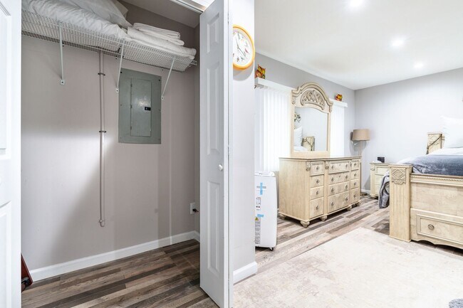 Building Photo - Adorable Studio for Rent - Short Term Fully Furnished!