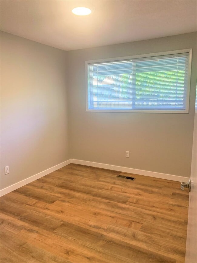 Building Photo - Desirable Cascade Park Location with Many ...