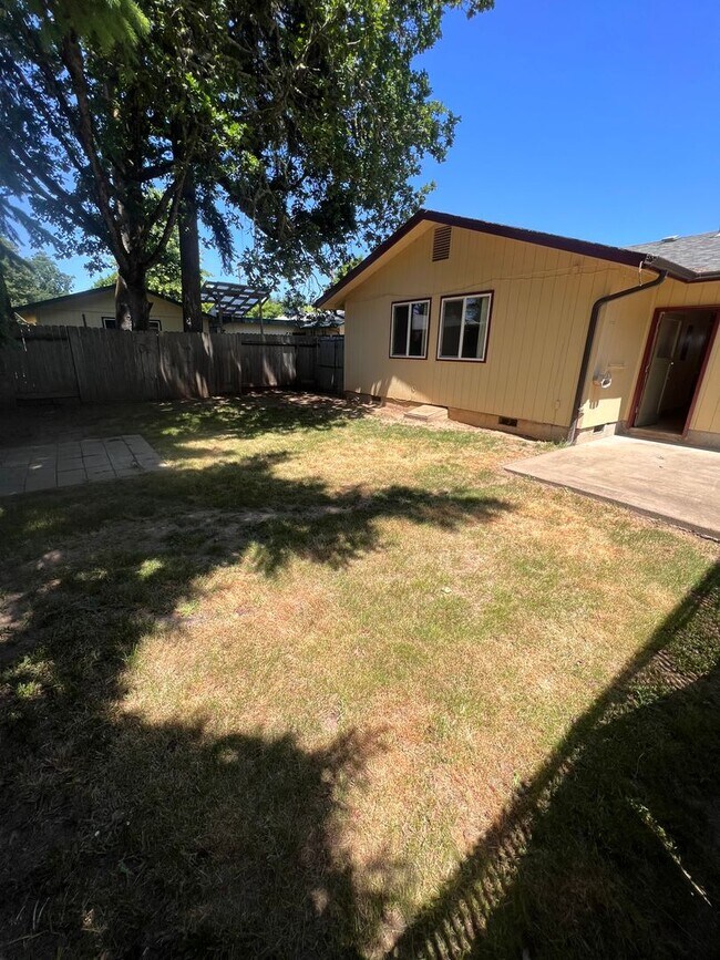 Building Photo - Veneta Duplex