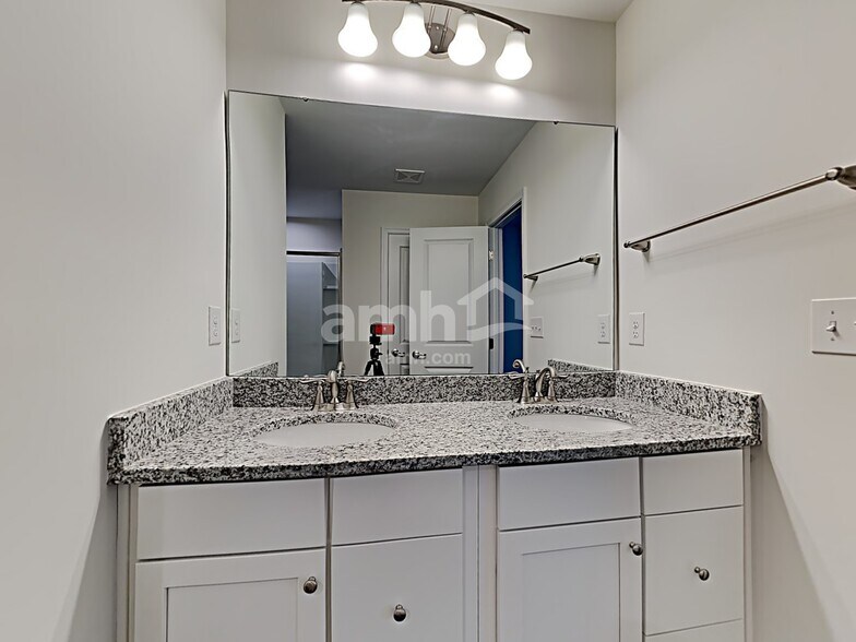 Building Photo - 5026 Twin River Dr